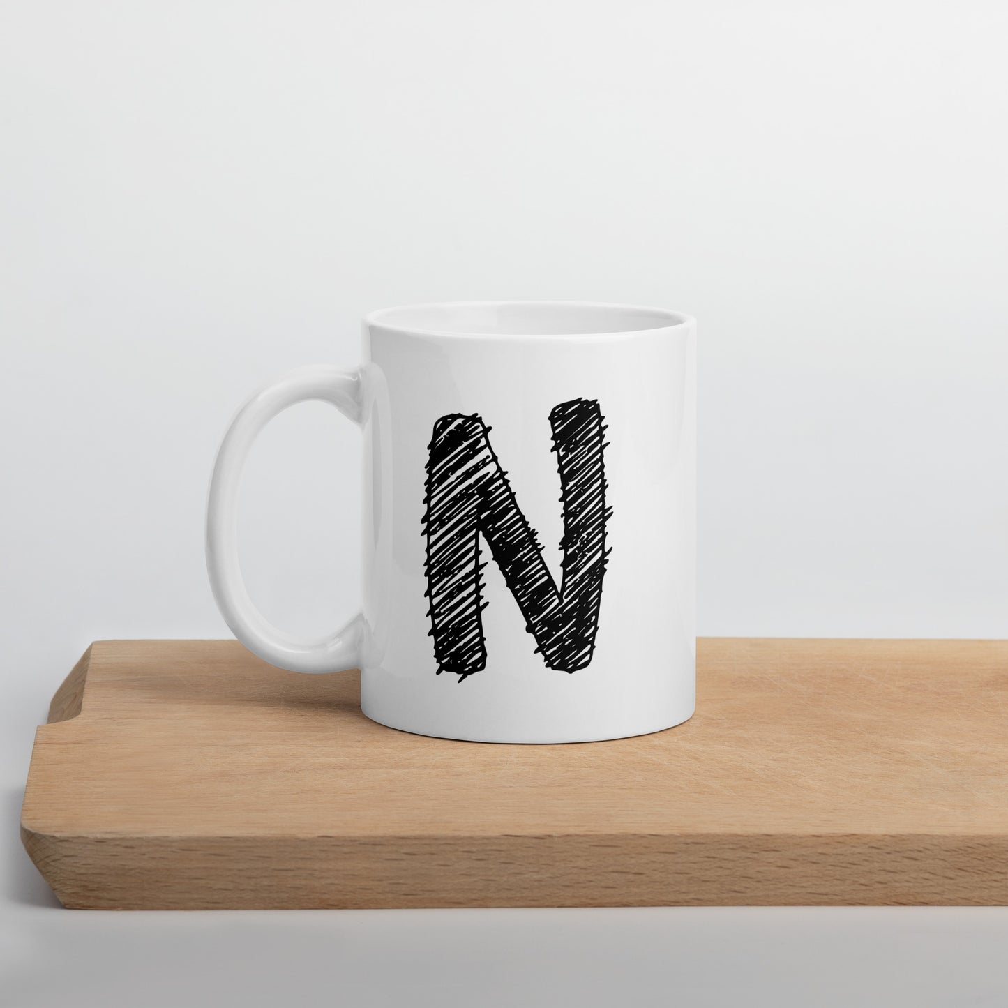 NEOKLASSISCHER BUCHSTABEN "N" Weiße, glänzende Tasse