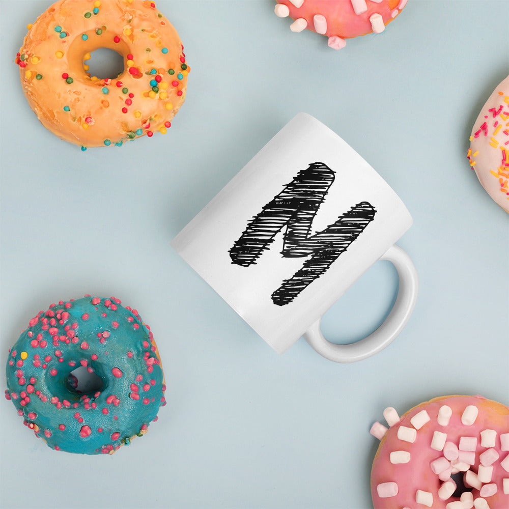 NEOKLASSISCHER BUCHSTABEN "M" Weiße, glänzende Tasse