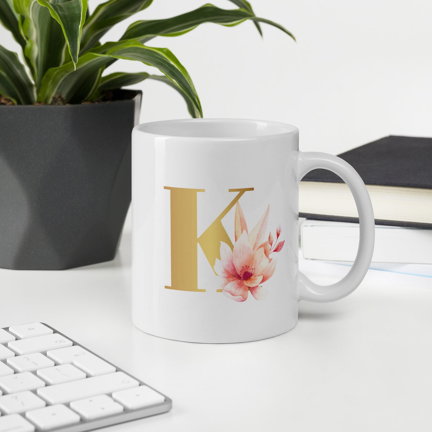 Tasse mit Buchstabe | Tasse personalisiert | K | Weiße, glänzende Tasse