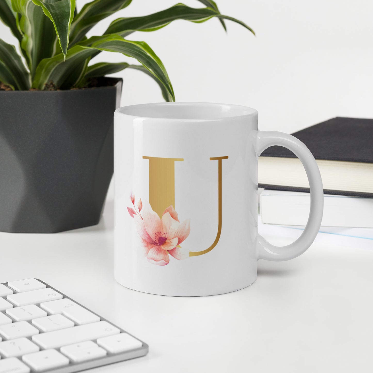 Tasse mit Buchstabe | Tasse personalisiert | U | Weiße, glänzende Tasse