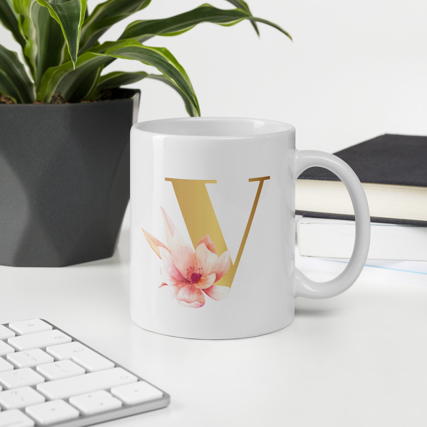 Tasse mit Buchstabe | Tasse personalisiert | V | Weiße, glänzende Tasse
