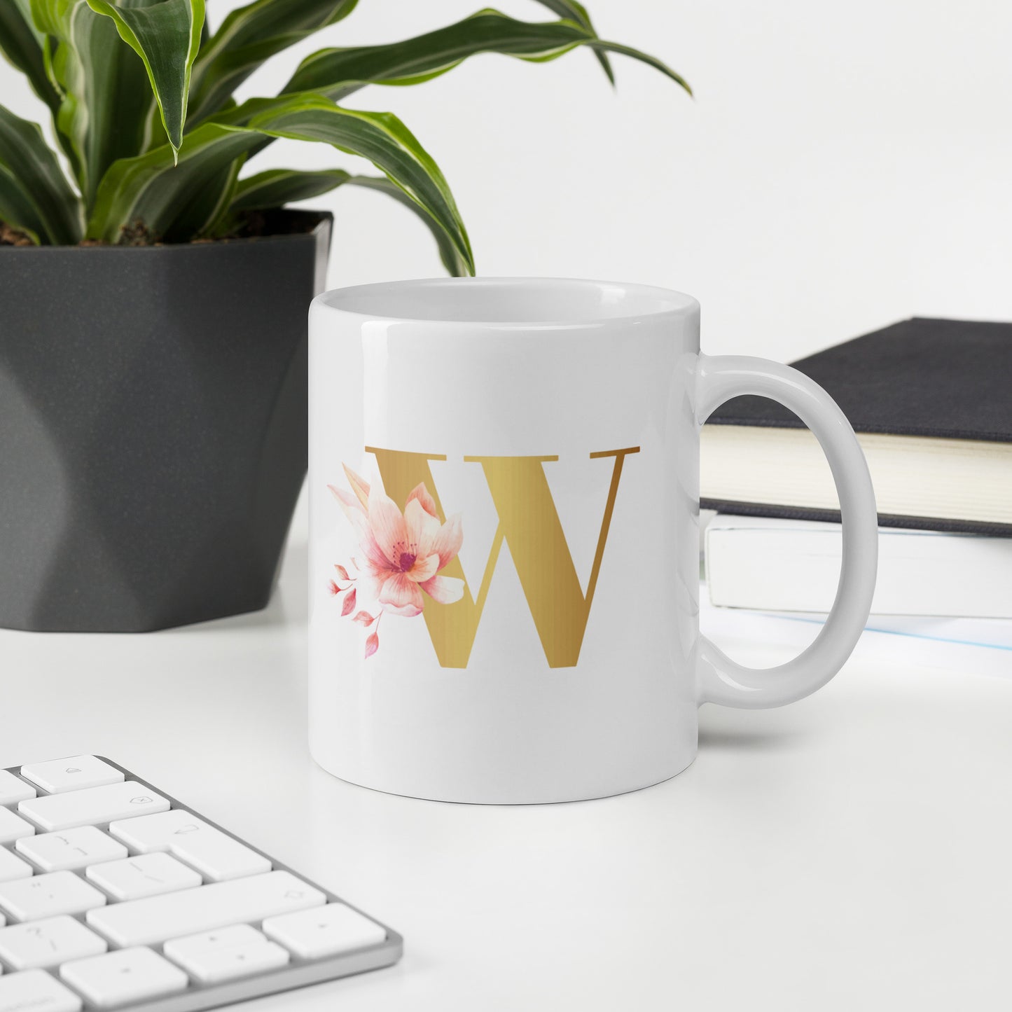 Tasse mit Buchstabe | Tasse personalisiert | W | Weiße, glänzende Tasse