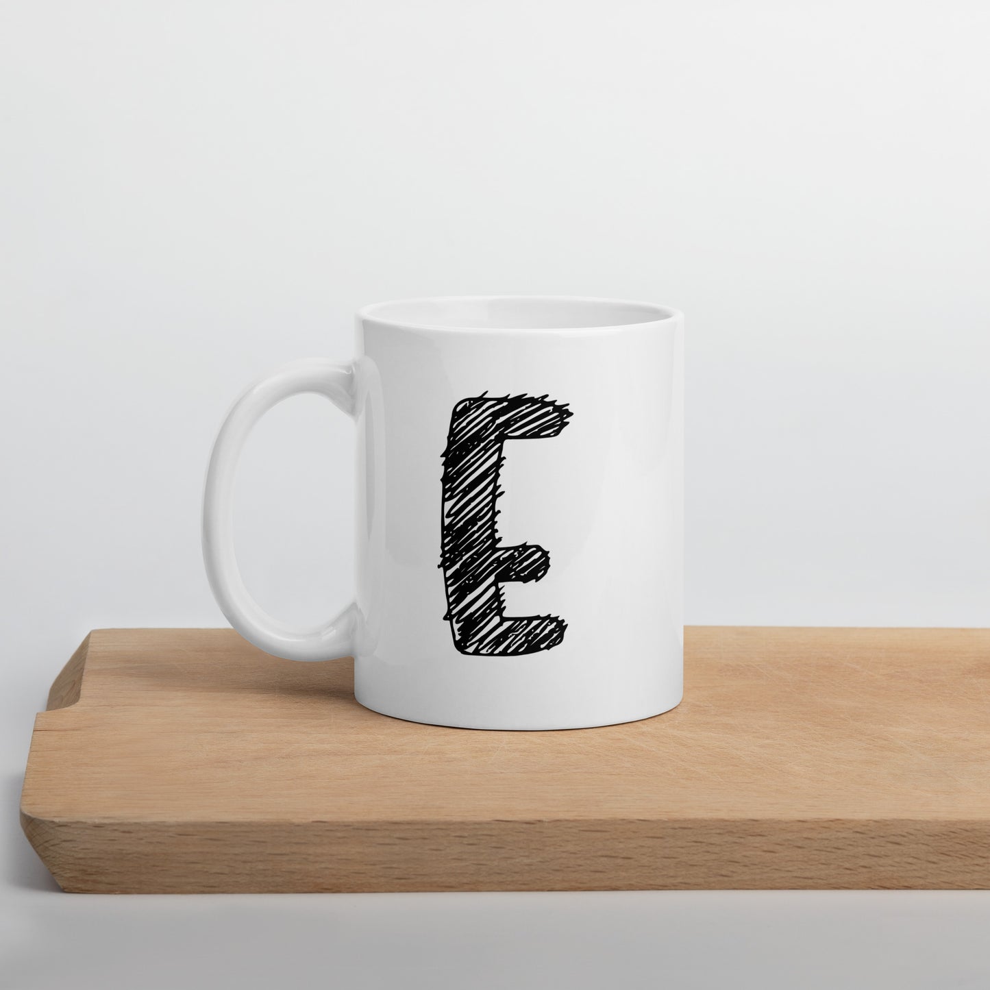 NEOKLASSISCHER BUCHSTABEN "E" Weiße, glänzende Tasse