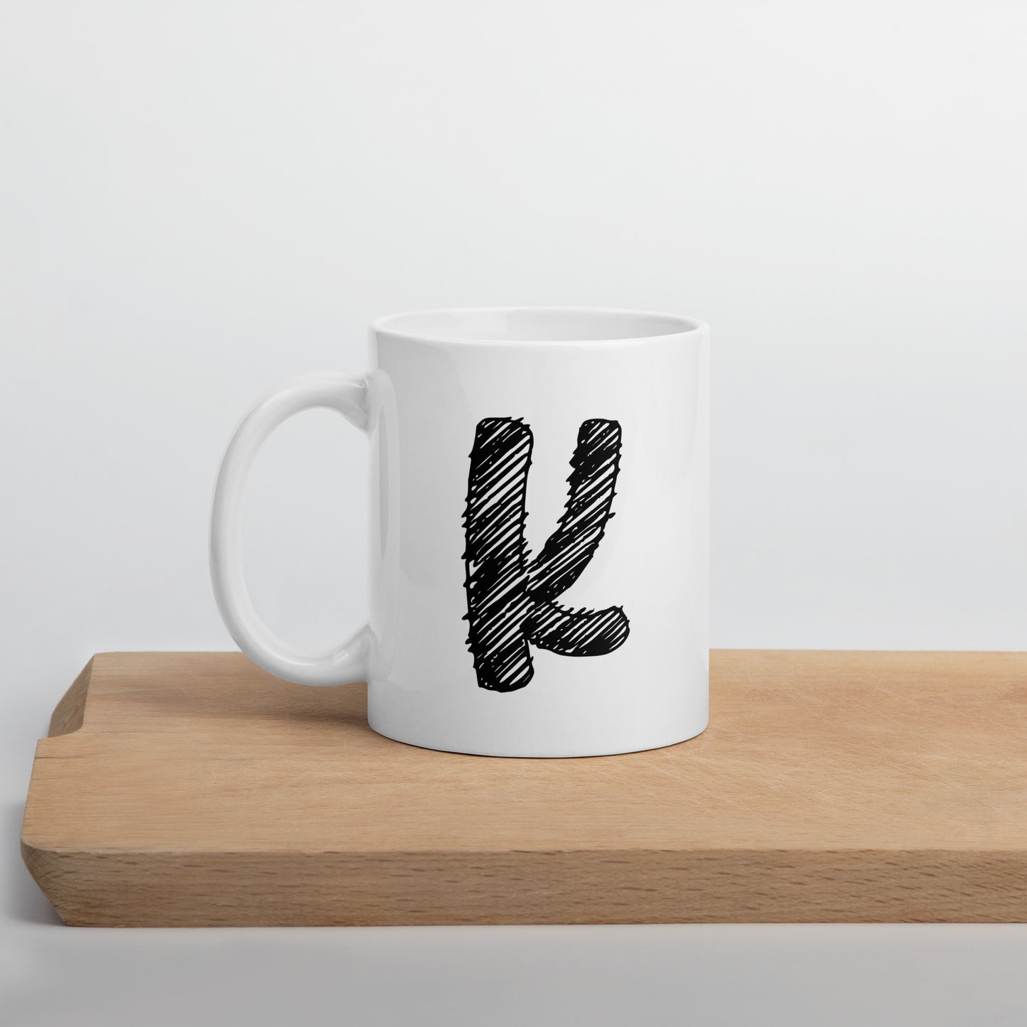 NEOKLASSISCHER BUCHSTABEN "K"Weiße, glänzende Tasse