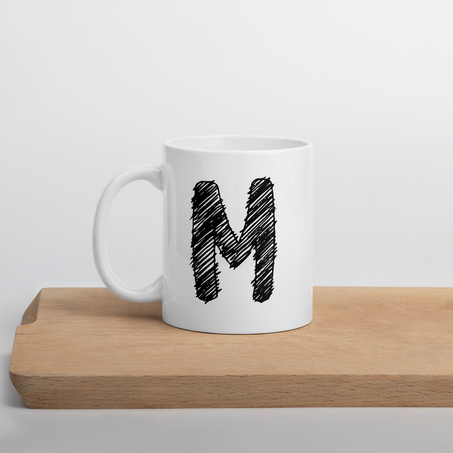 NEOKLASSISCHER BUCHSTABEN "M" Weiße, glänzende Tasse