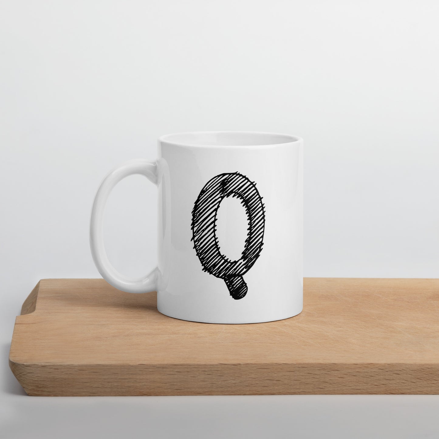 NEOKLASSISCHER BUCHSTABEN "Q" Weiße, glänzende Tasse