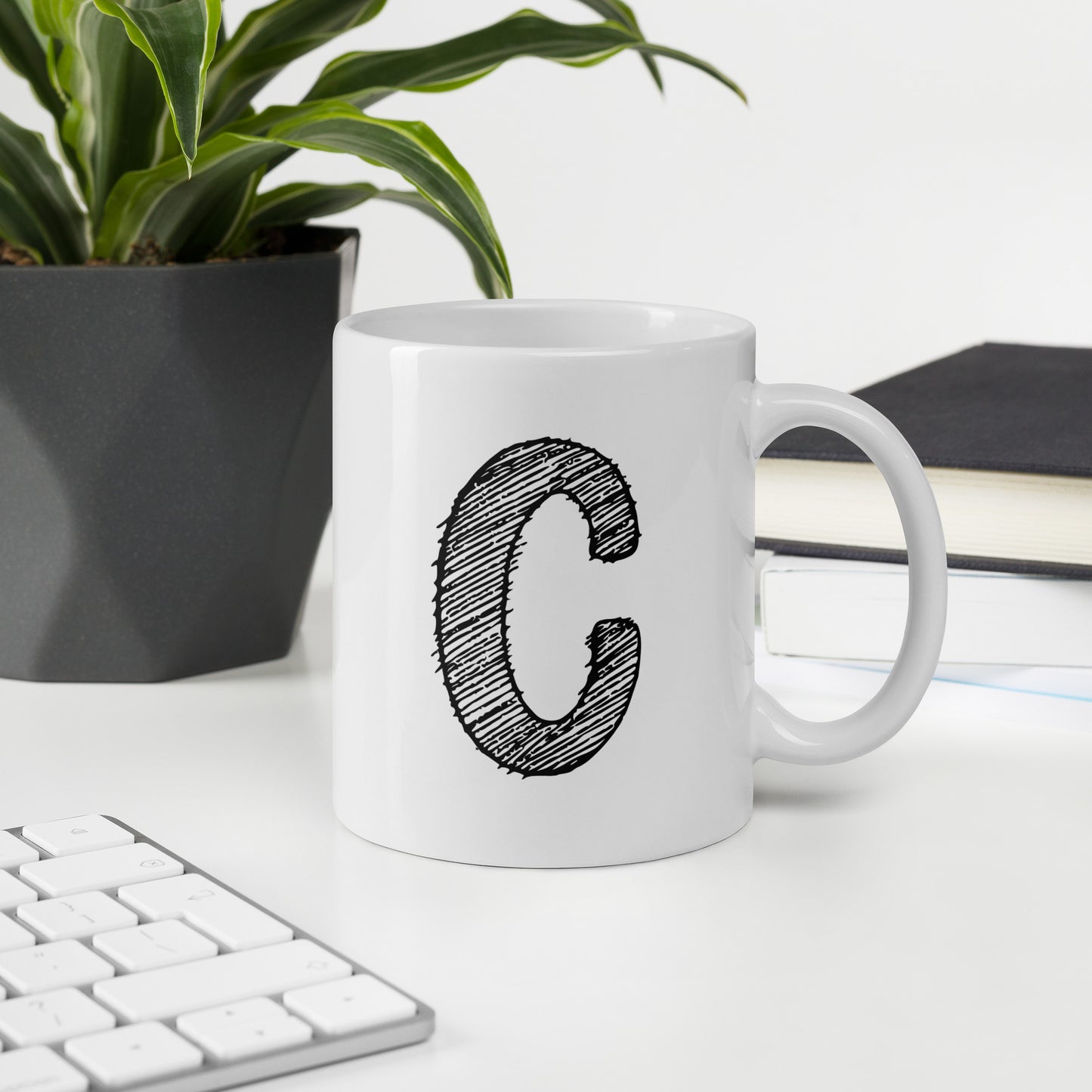 MODERNER BUCHSTABEN "C" Weiße, glänzende Tasse