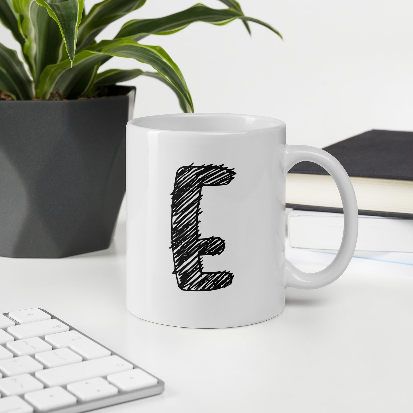 NEOKLASSISCHER BUCHSTABEN "E" Weiße, glänzende Tasse