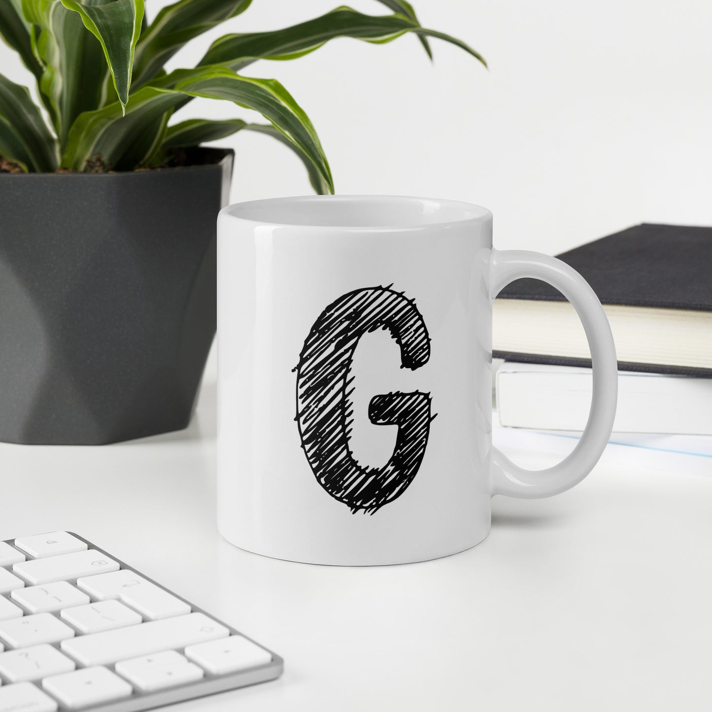 NEOKLASSISCHER BUCHSTABEN "G"Weiße, glänzende Tasse