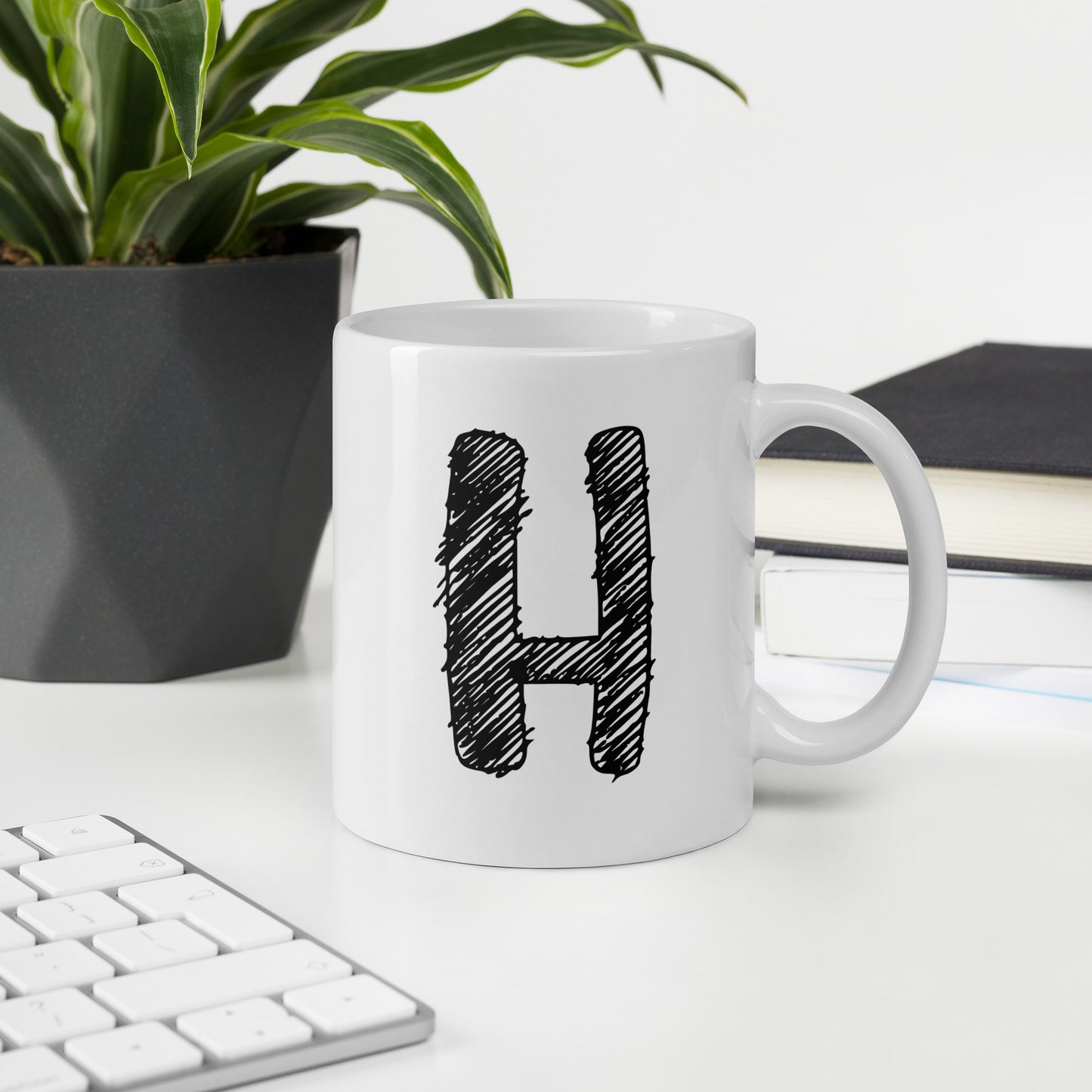 NEOKLASSISCHER BUCHSTABEN "H"Weiße, glänzende Tasse