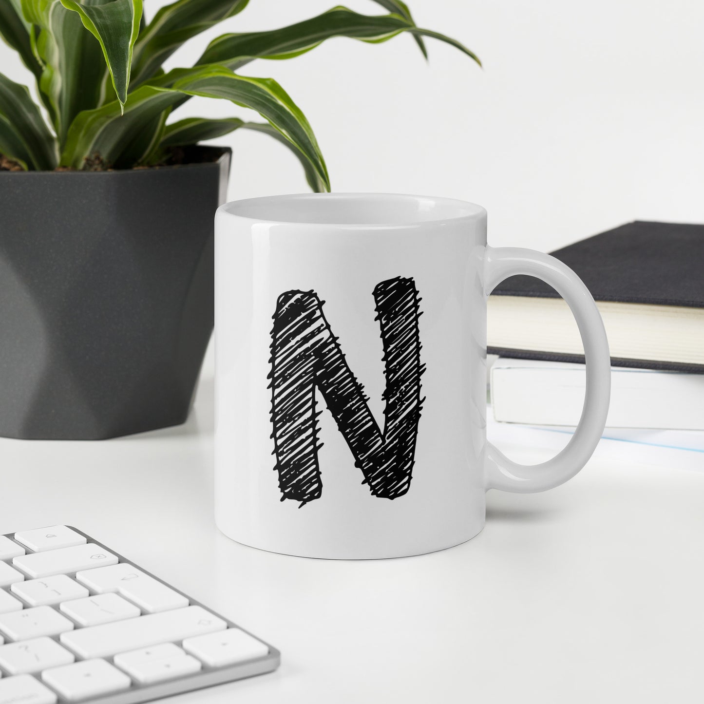 NEOKLASSISCHER BUCHSTABEN "N" Weiße, glänzende Tasse