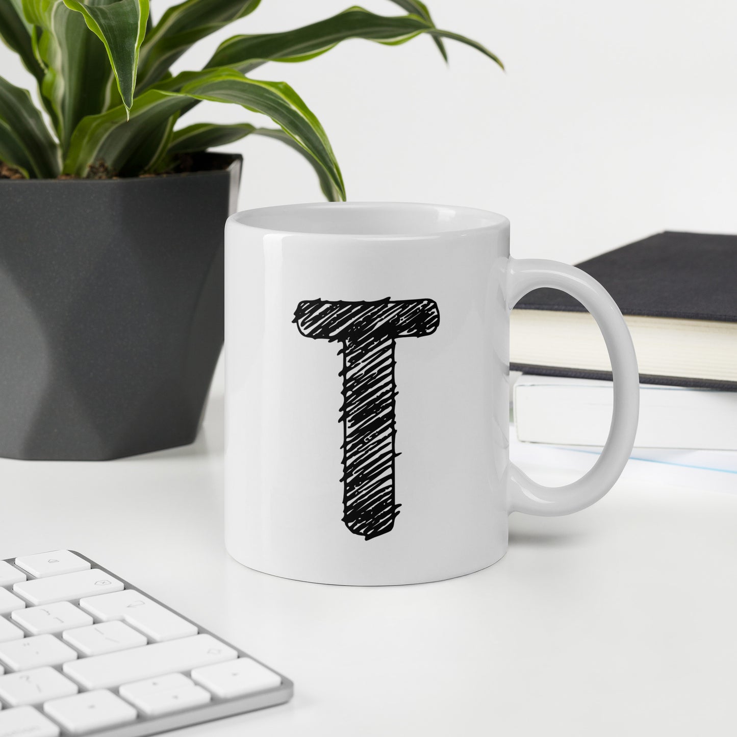 NEOKLASSISCHER BUCHSTABEN "T" Weiße, glänzende Tasse