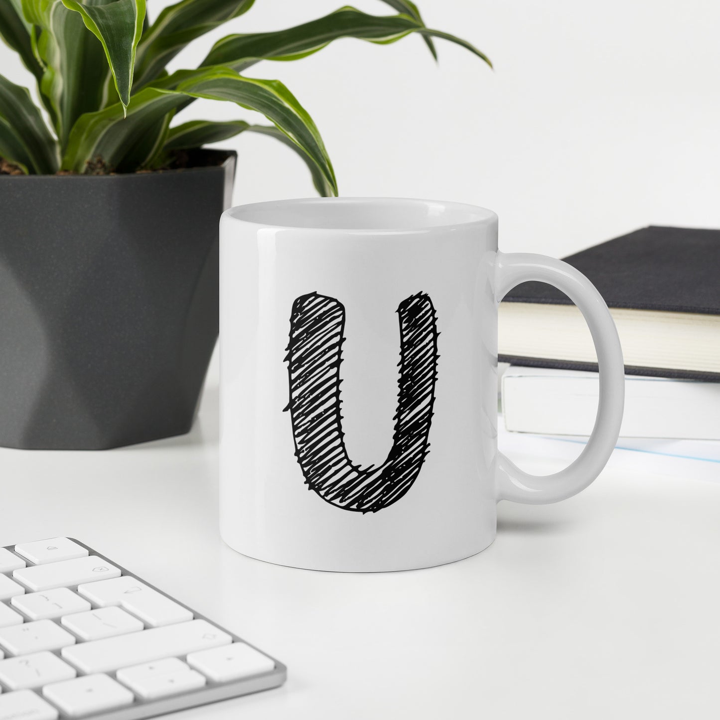 NEOKLASSISCHER BUCHSTABEN "U" Weiße, glänzende Tasse