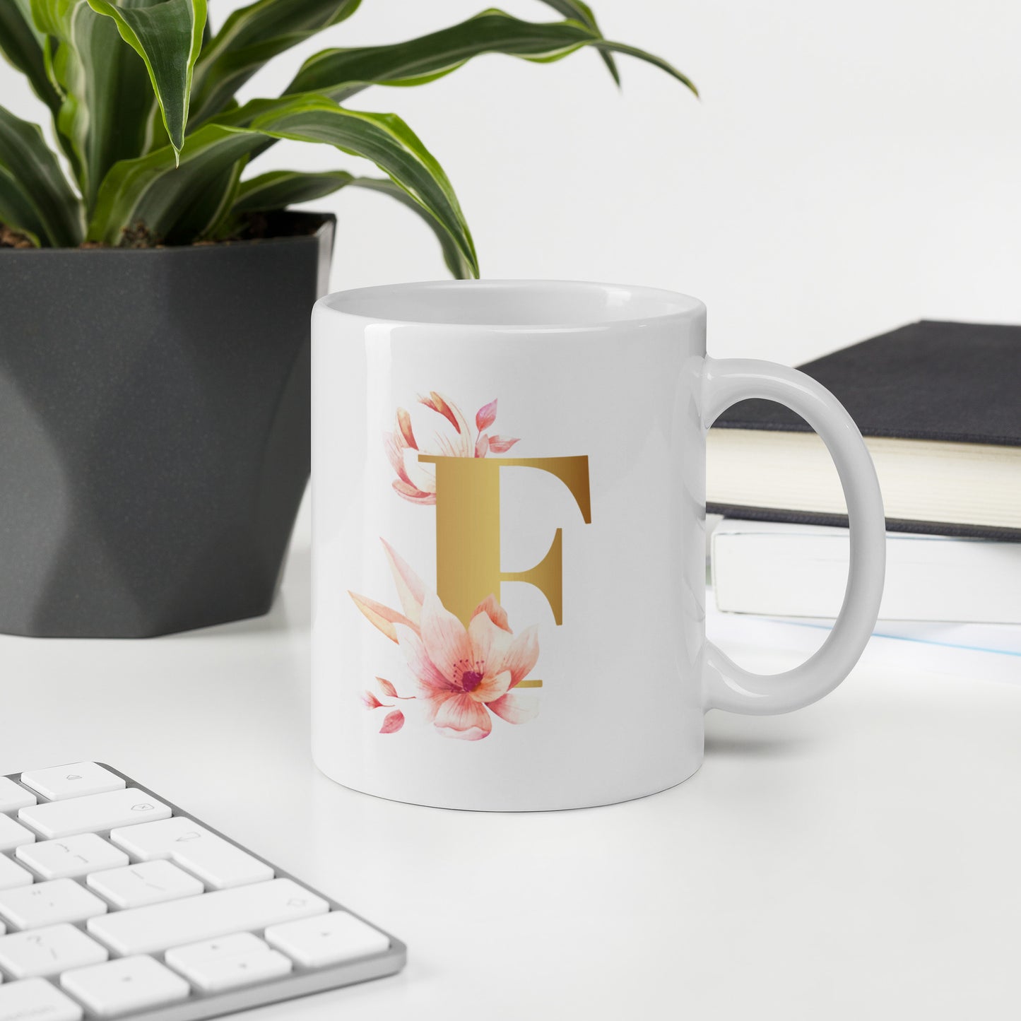 Tasse mit Buchstabe | Tasse personalisiert | F | Weiße, glänzende Tasse