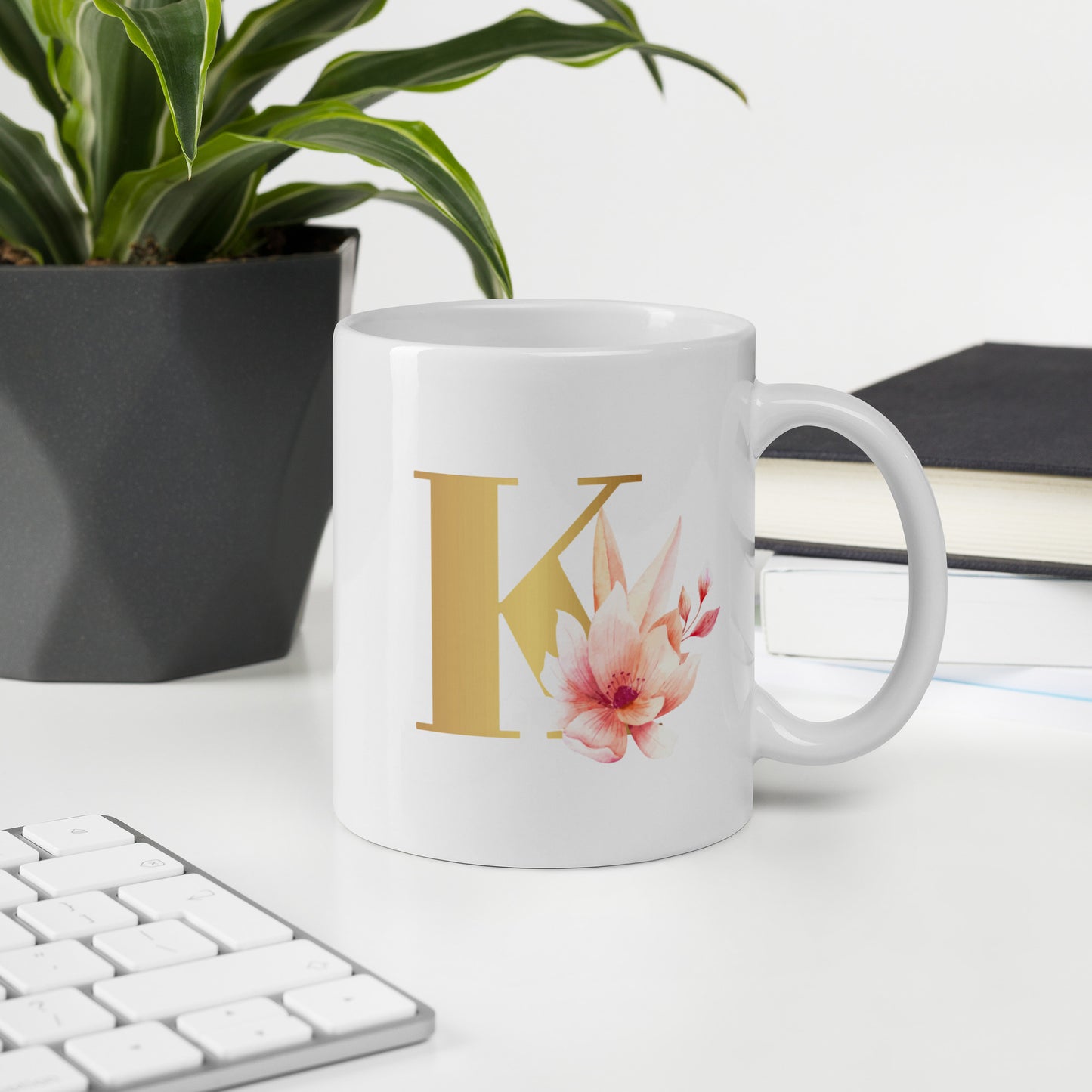 Tasse mit Buchstabe | Tasse personalisiert | K | Weiße, glänzende Tasse